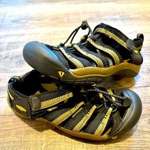 Keen Youth 3 Black and Tan Sandals